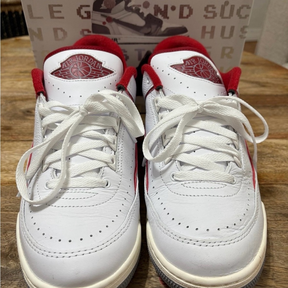 Jordan 2 White and Red used in good condition men’s size 10.5